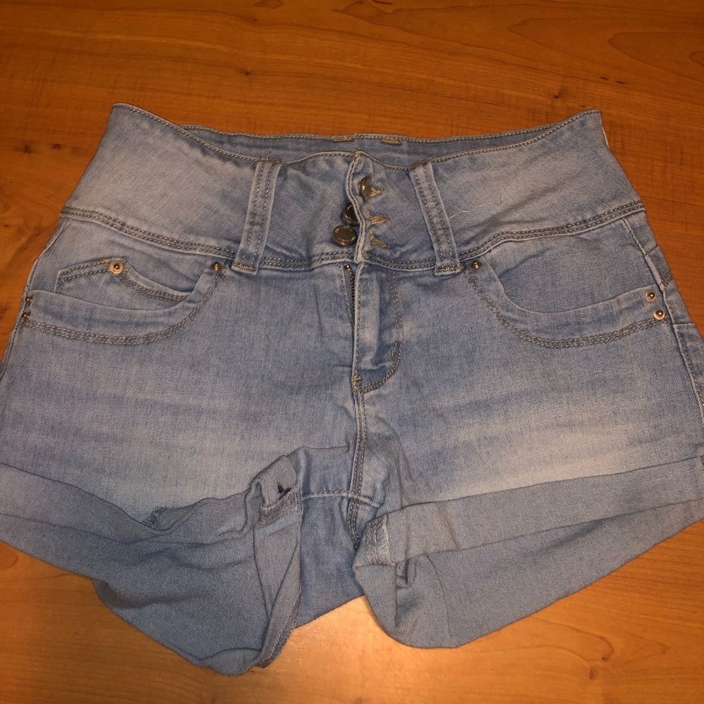 WannaBettaButt? YMI midrise jean shorts. SIZE 3